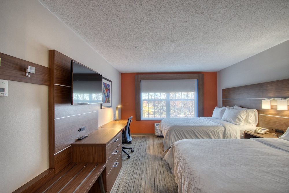 Holiday Inn Express Hotel & Suites Oshkosh by IHG - photo 40