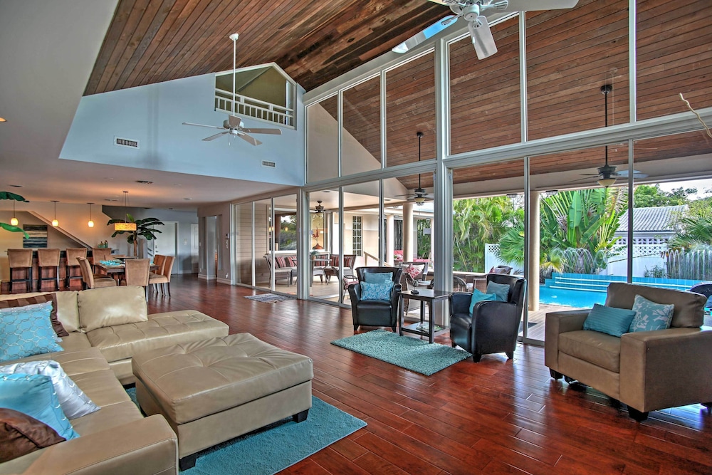 Walk to Private Beach Poolside Oasis in Pompano — 4-Star Luxury Hotel in Pompano Beach, United States