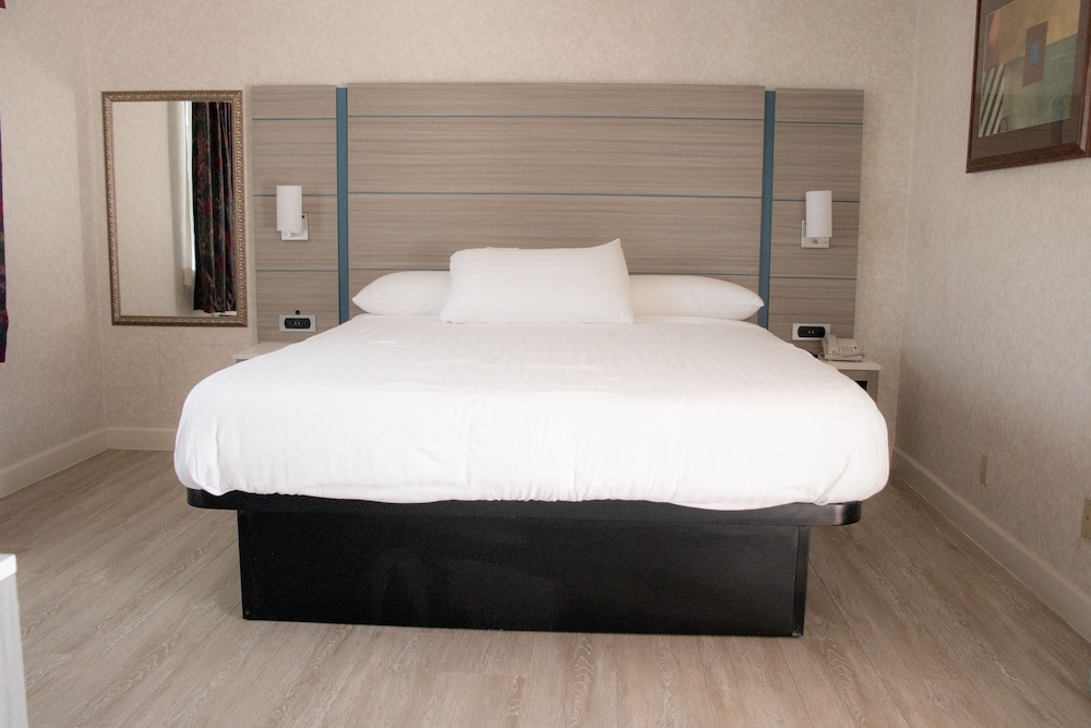 Discovery Inn — Hayward