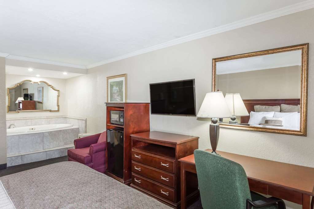 Days Inn by Wyndham Destin - photo 15