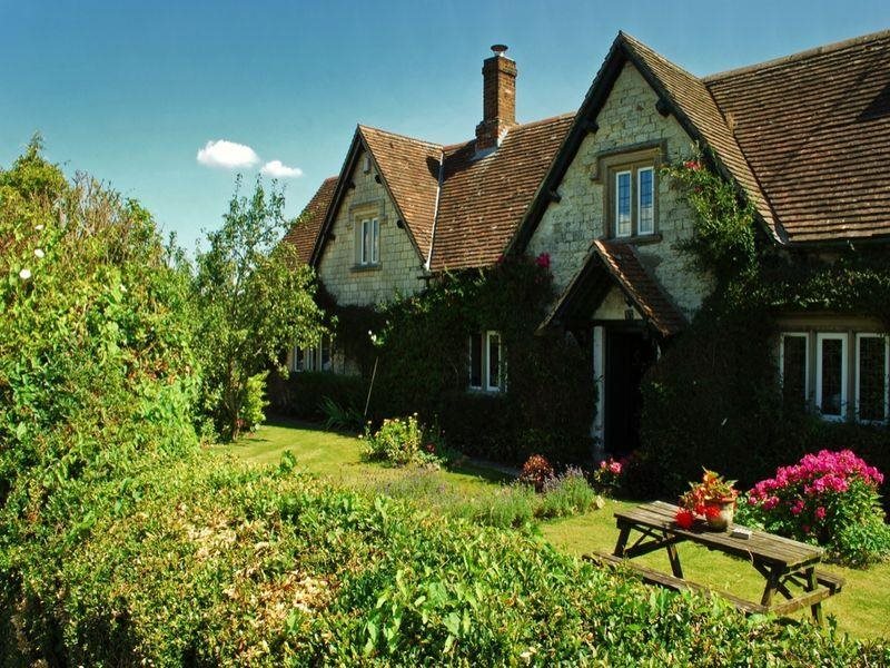 Dove Cottage B And B 4390042 — Calne