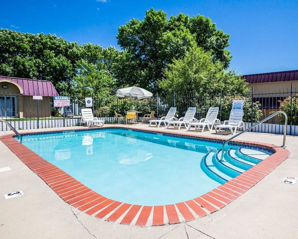 Econo Lodge Urbandale - photo 24