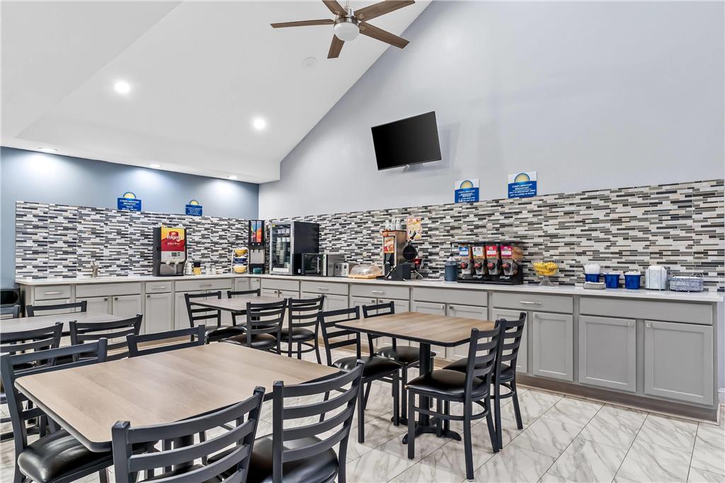 Days Inn by Wyndham Simpsonville - photo 10