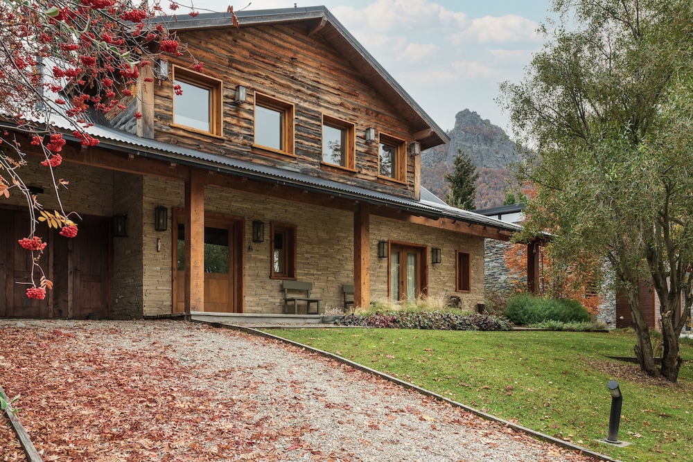 Alhue Casa en el Golf — 4-Star Luxury Hotel in San Carlos De Bariloche, Argentina