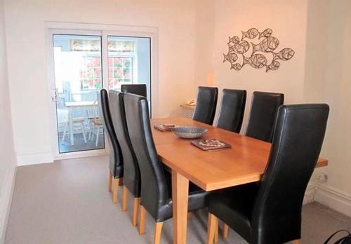 Ivy House Seafront house with garden seating and stunning sea views Ocholo Villas