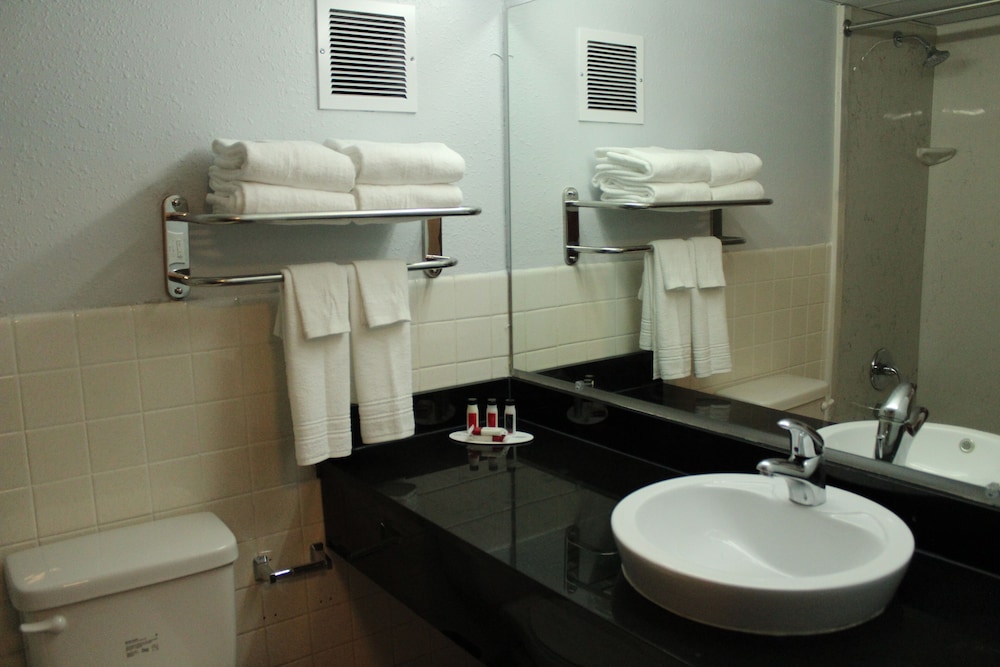 Travelodge by Wyndham Water s Edge Hotel Racine - photo 10