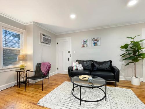 Fun & Charming 1BR Apt near Drake — 4-Star Luxury Hotel in Des Moines, United States