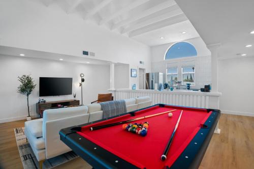 Chic Uptown Phoenix Home Pool Table & Perfect Location — 4-Star Luxury Hotel in Phoenix, United States