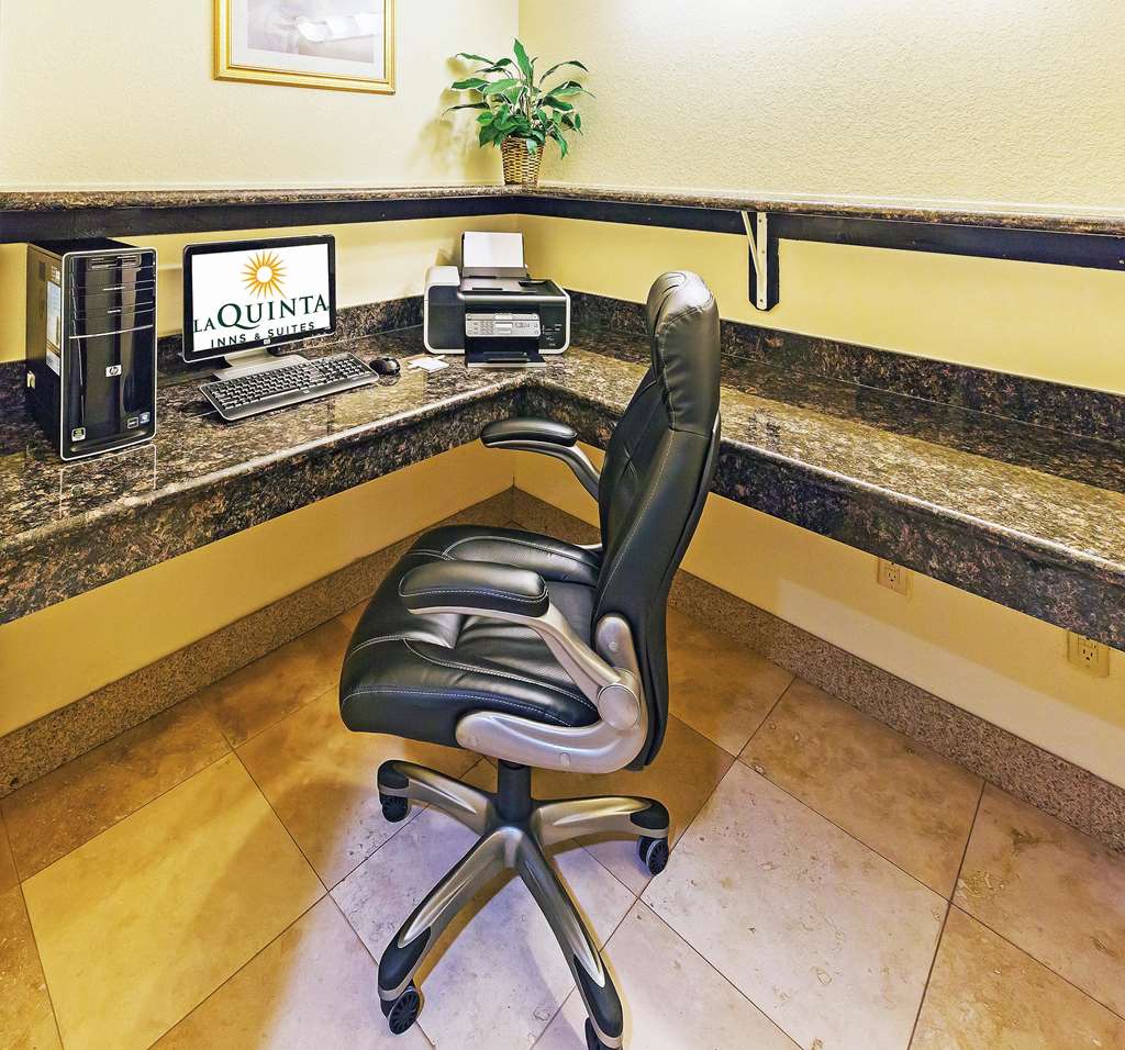 La Quinta Inn & Suites by Wyndham Dalhart - photo 79