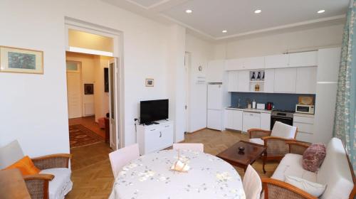 City Center Charm Family Apartment By Wehost