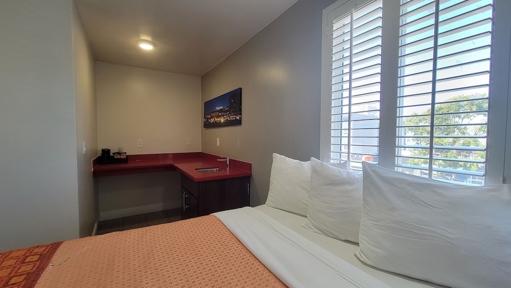 Presidio Parkway Inn - photo 15