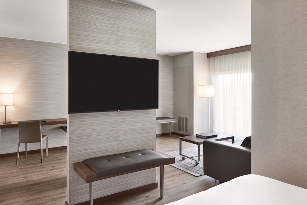 AC Hotel by Marriott Phoenix Biltmore - photo 8