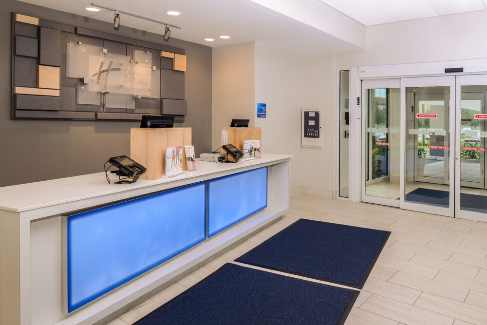 Holiday Inn Express & Suites St. Petersburg Madeira Beach by IHG - photo 3