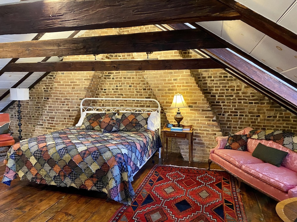 Inn at Lincoln Square - photo 6