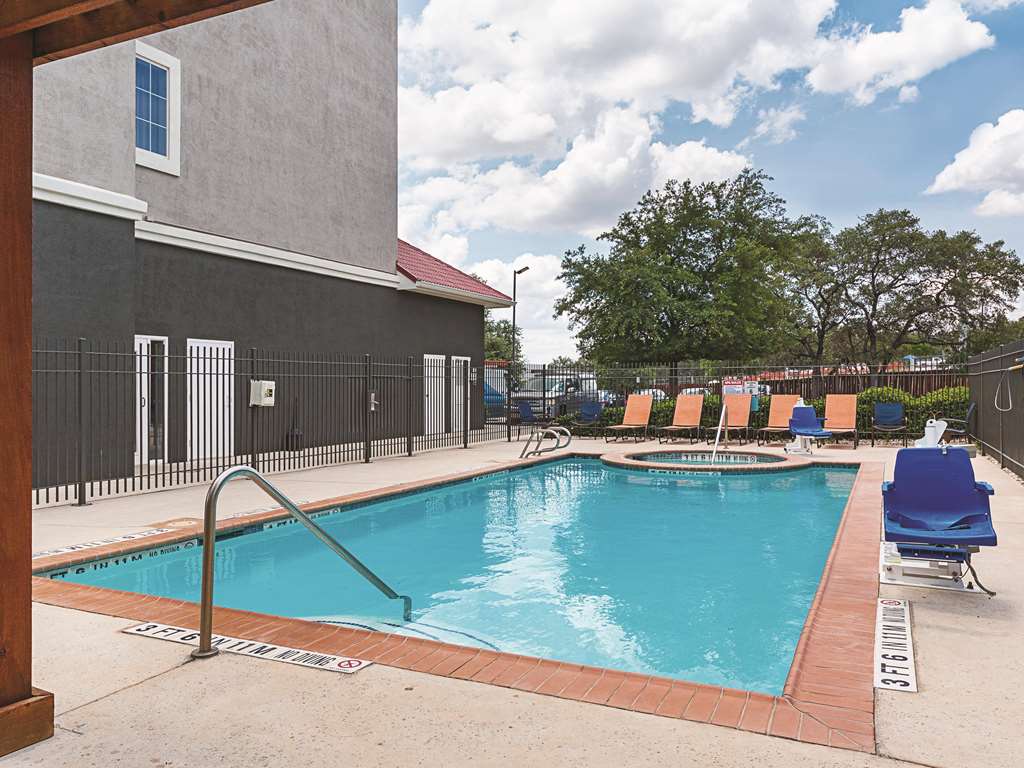 La Quinta Inn & Suites by Wyndham San Antonio Northwest - photo 13