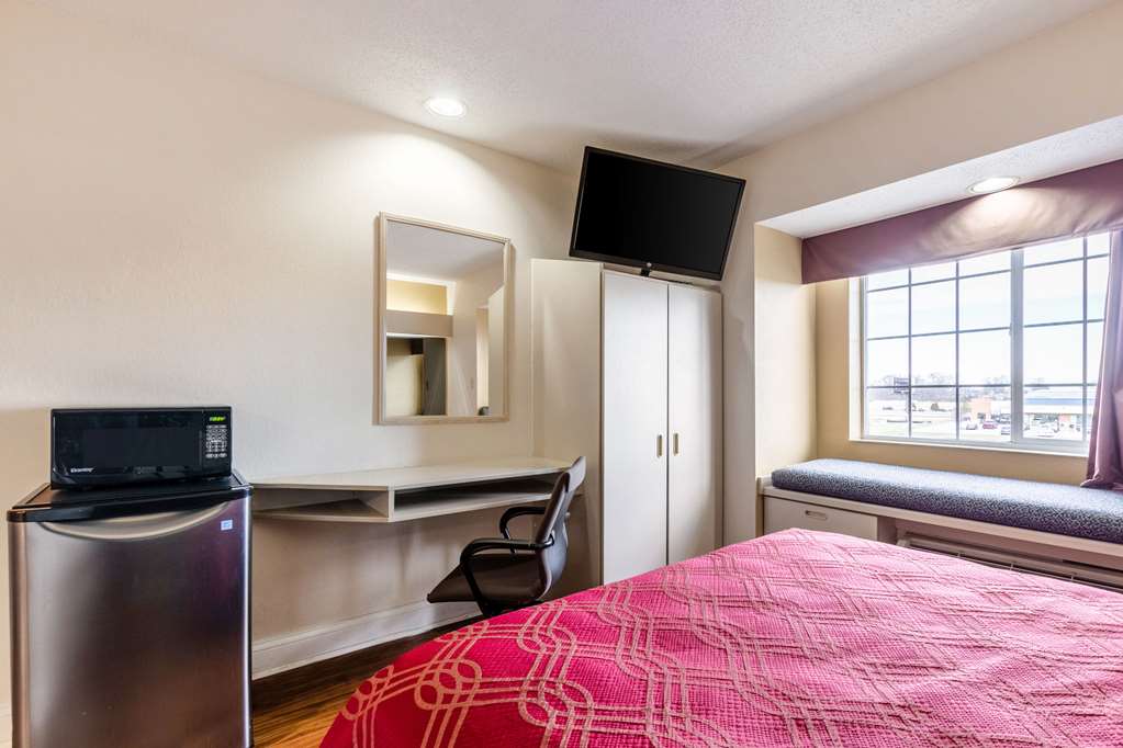 Econo Lodge Inn & Suites Evansville East - photo 9