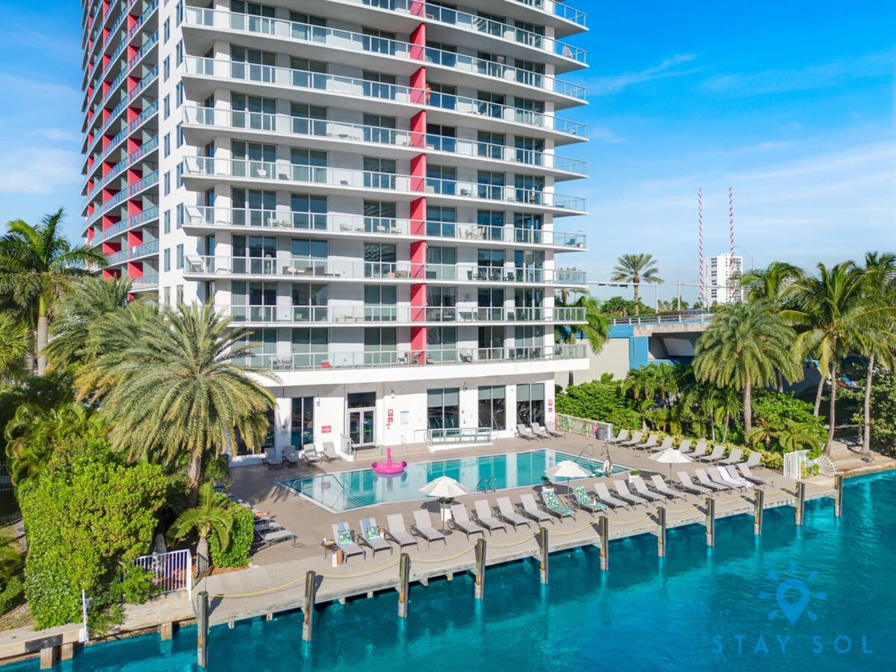 Pool Apartment with Balcony Near Beach — 4-Star Luxury Hotel in Hallandale Beach, United States