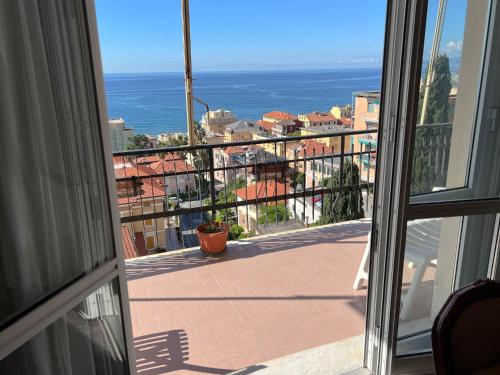 Grande Appartamento Vista Mare — 4-Star Luxury Hotel in Varazze, Italy