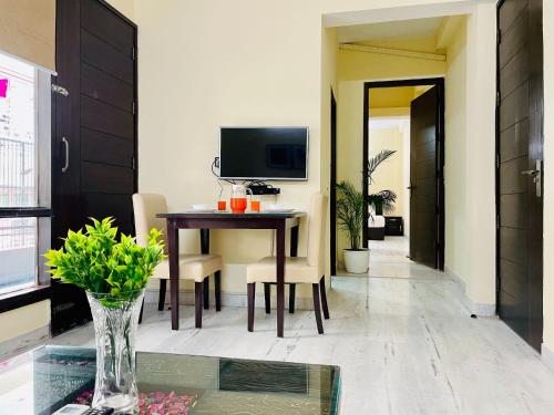 Bluo Classic 2 Bhk Dlf Golf Course Balcony Lift