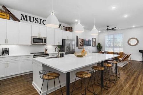 Rooftop Deck Patio and Garage Walk to Restaurants Coffee Brewery — 4-Star Luxury Hotel in Nashville, United States