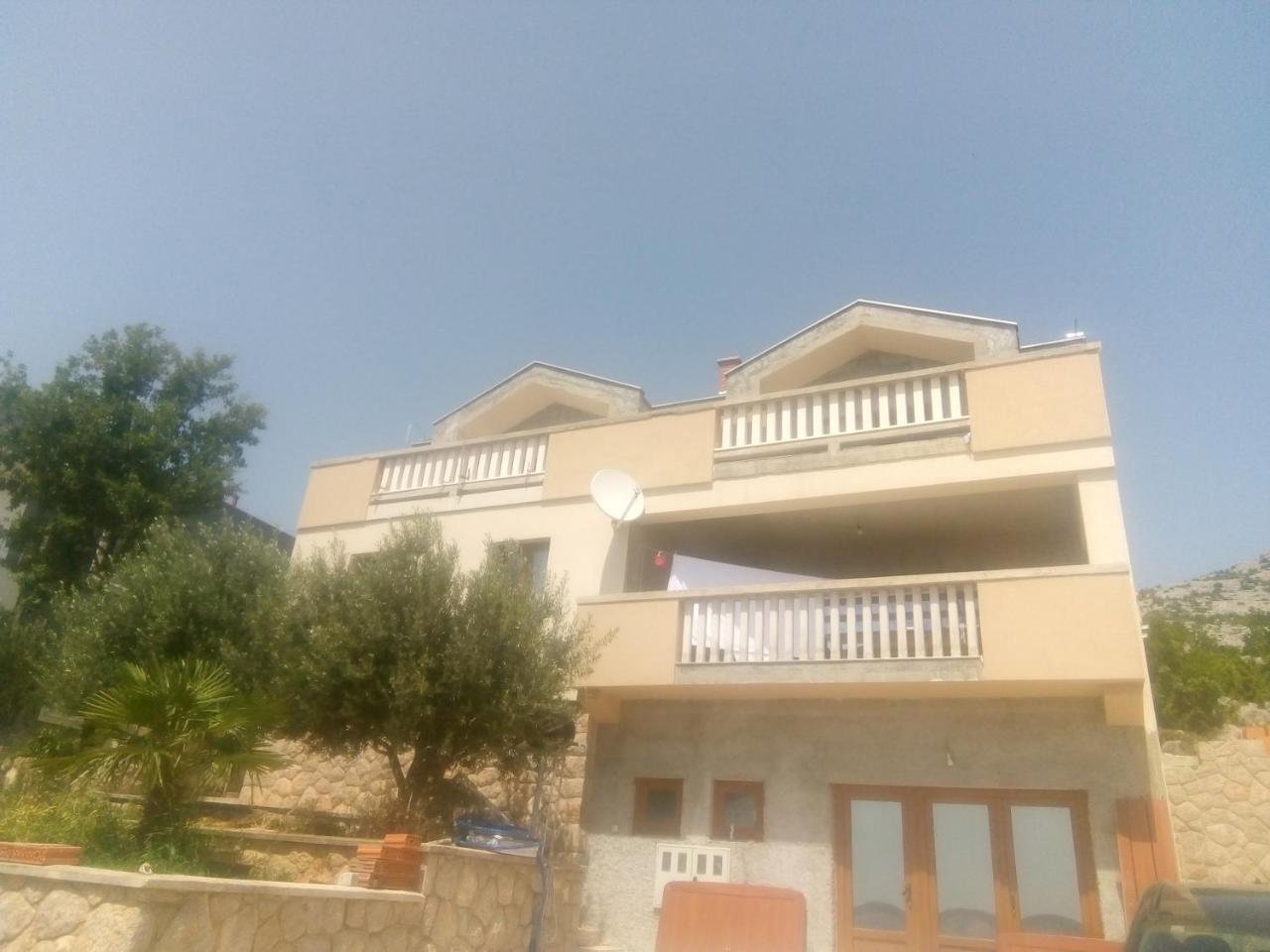 Apartment Andjela — 4-Star Luxury Hotel in Starigrad, Croatia