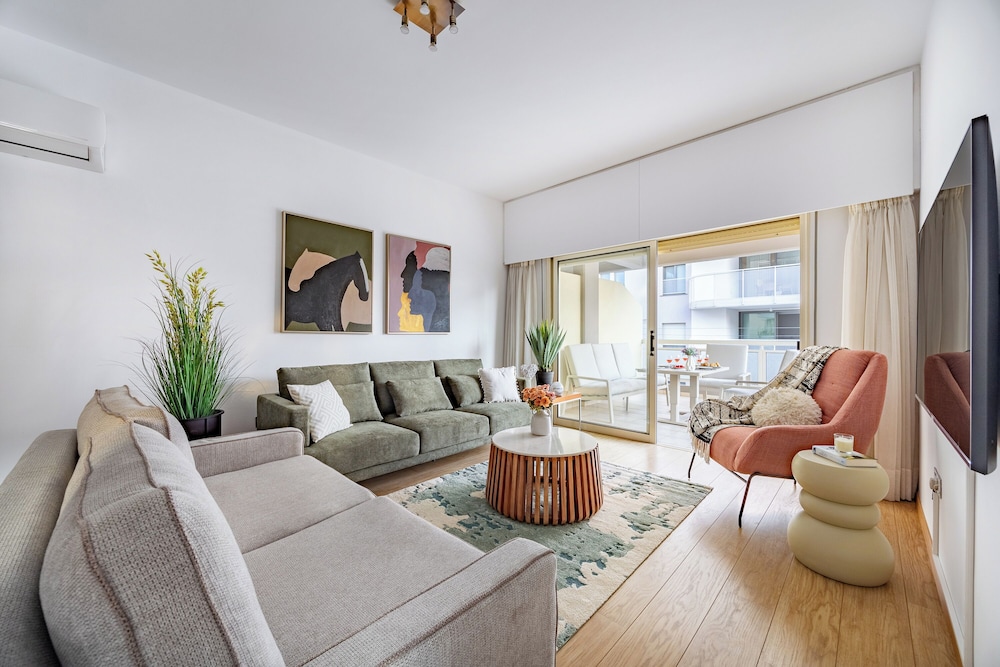 Lena Court Spacious 3bdr City Views