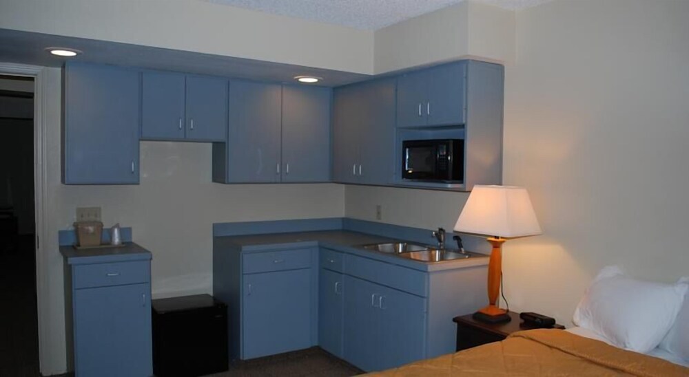 Clinton Inn & Suites - photo 9