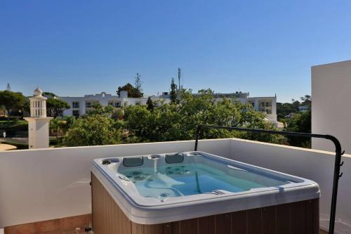 Casa Vale do Lobo 114 Great Townhouse few minutes walk from Beach Praca — 4-Star Luxury Hotel in Almancil, Portugal