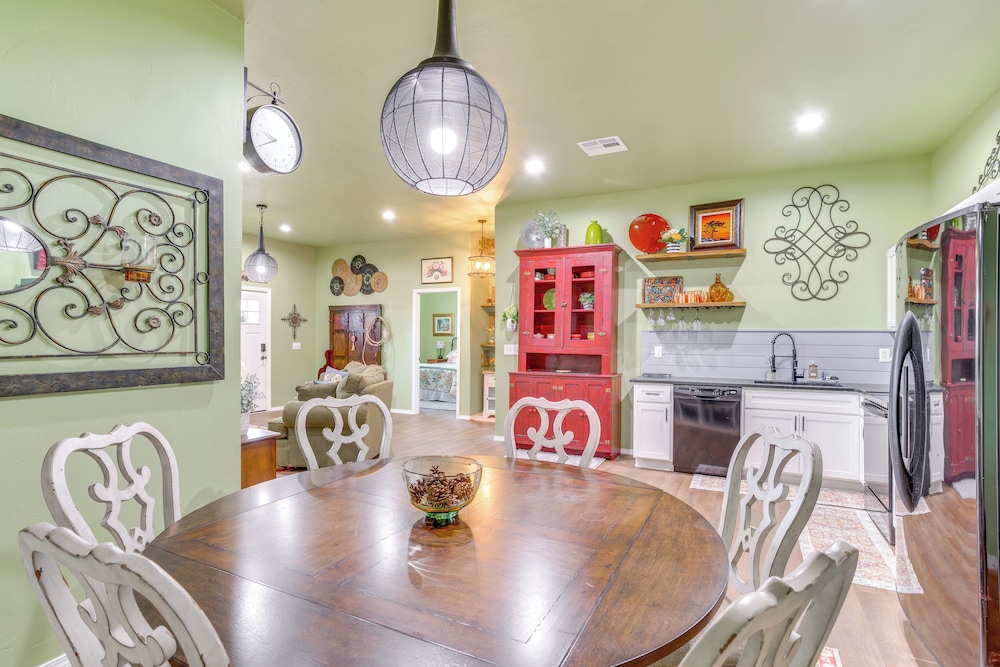 4 Mi to Lazy E Arena: Horse Lover's Haven w Grill — hotel in Guthrie