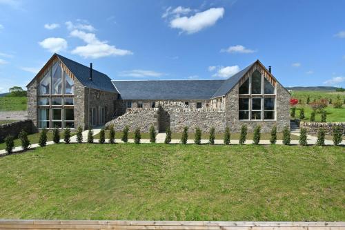 Merlin Steading with hot tub in Perth, United Kingdom