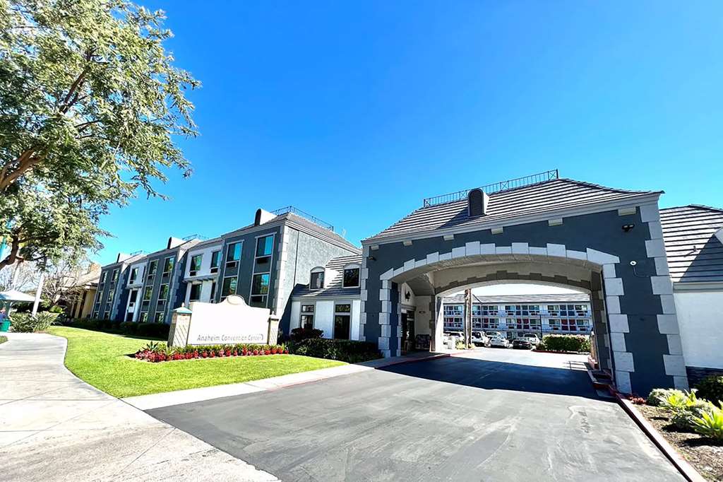 Ramada by Wyndham Anaheim Convention Center in Anaheim, United States