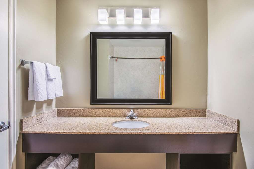 La Quinta Inn & Suites by Wyndham Oklahoma City Moore - photo 10