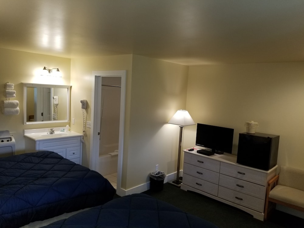 Captain's Quarters Motel - photo 16