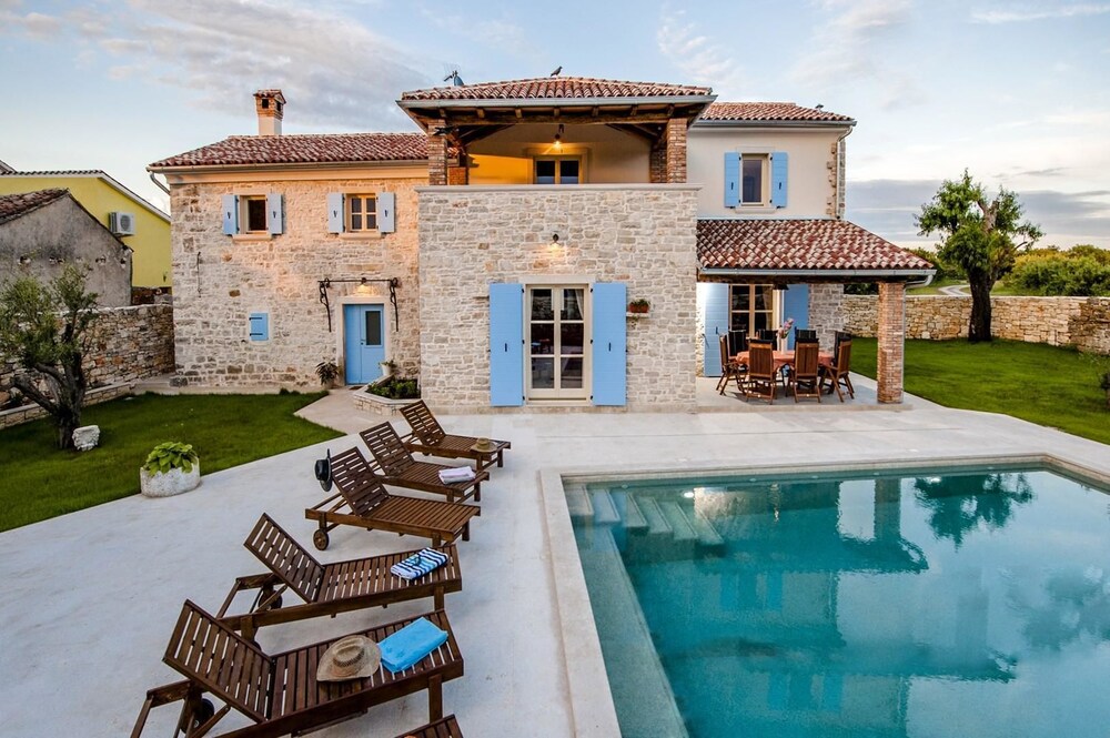Exclusive Villa Tomani with Private Pool — 4-Star Luxury Hotel in Bale, Croatia