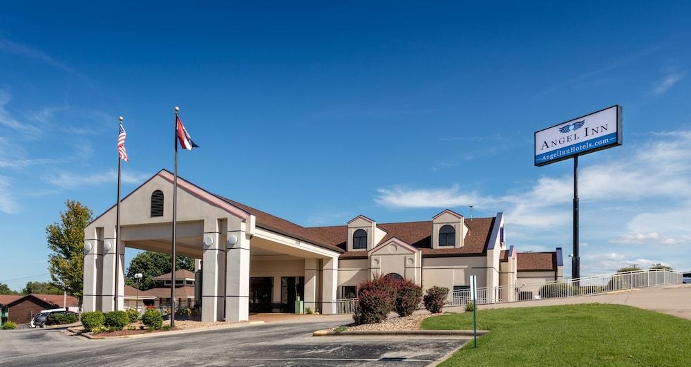 Howard Johnson Hotel - photo 2