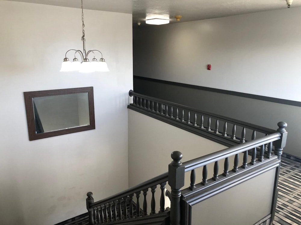 Ameri Stay Inn & Suites - photo 16