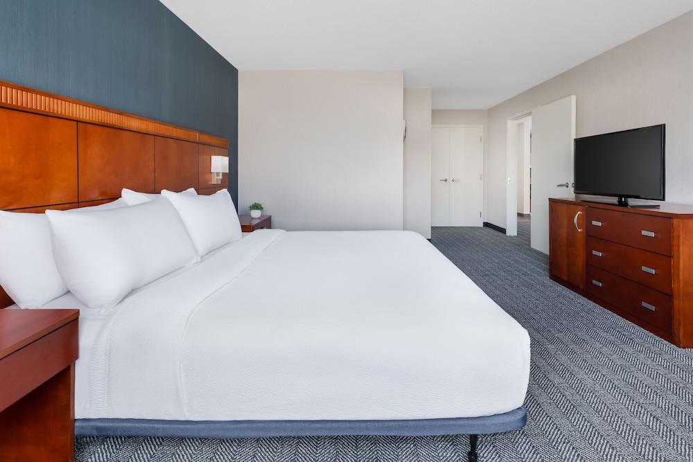 Courtyard by Marriott Manchester Boston Regional Airport - photo 9