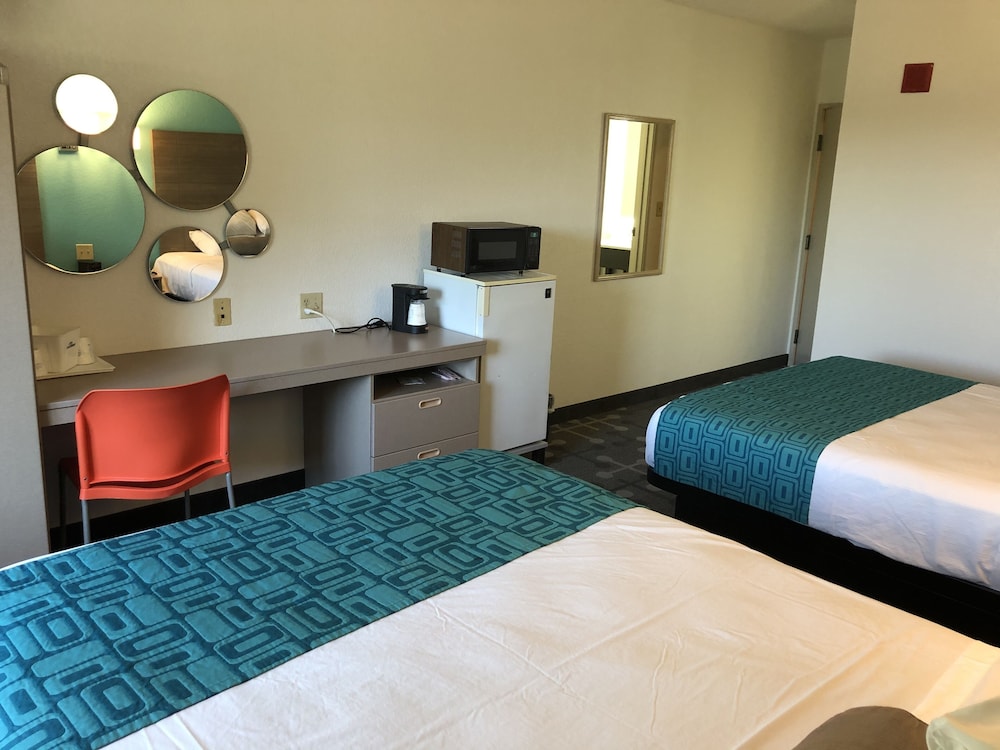 Red Lion Inn & Suites Elk Grove Village - photo 10