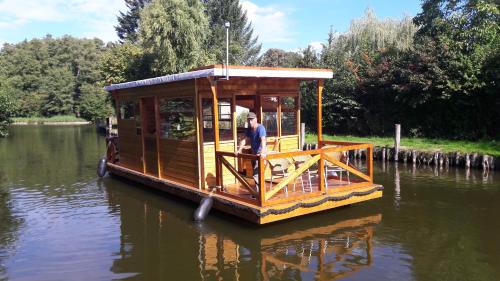 Hausboot Floss - carbon neutral hotel in Unknown City