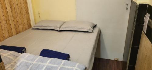 Near Andheri Airport AC Couple Friendly Small Cozy Room Budget Inn