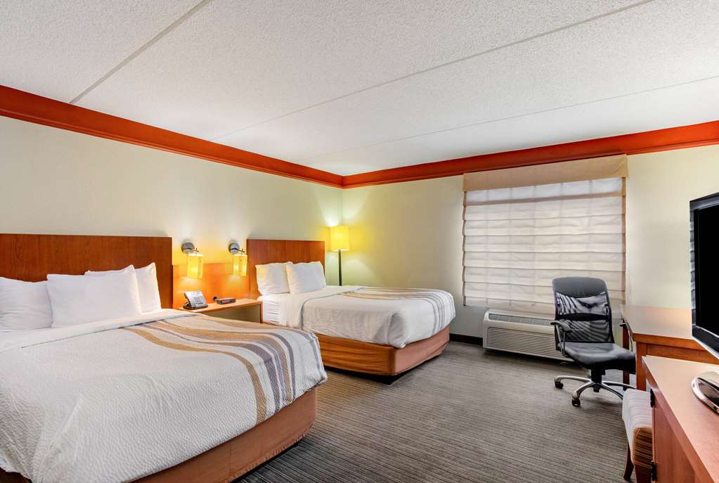 La Quinta Inn & Suites by Wyndham Raleigh Durham Southpoint - photo 27