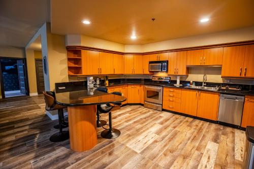 2100 Sqft Penthouse Suite W Strip Views Pool Gym