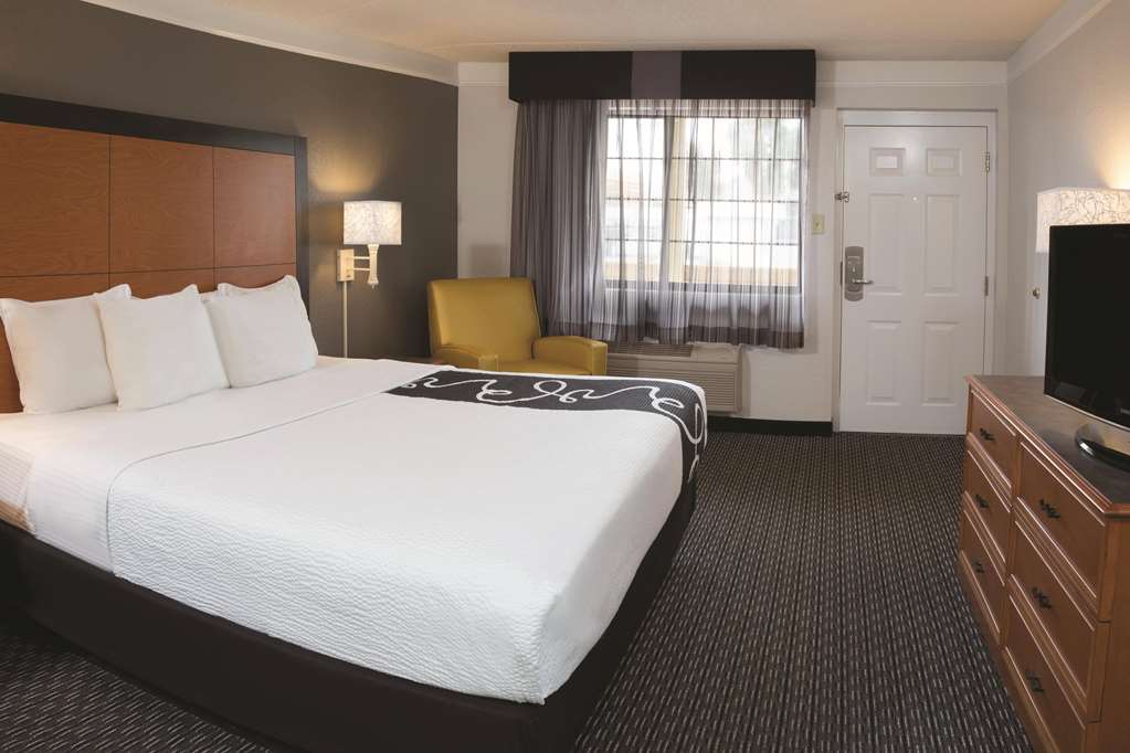 Howard Johnson by Wyndham Sacramento Downtown - photo 13