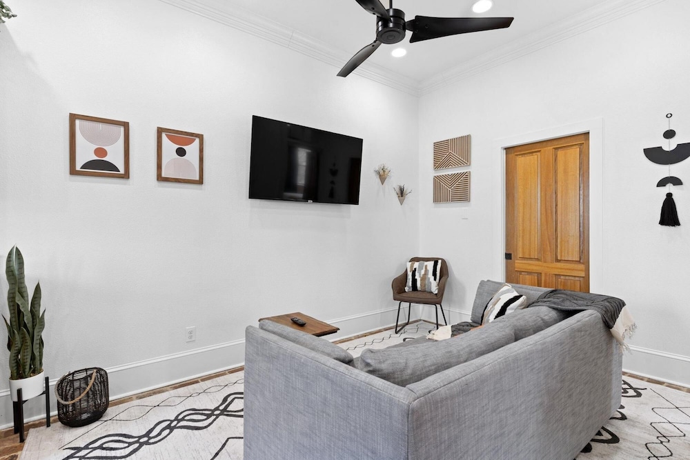 Mid City 2BR w Balcony Near Canal Streetcar - photo 9