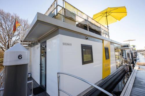 Hausboot Seeprinz - carbon neutral hotel in Unknown City
