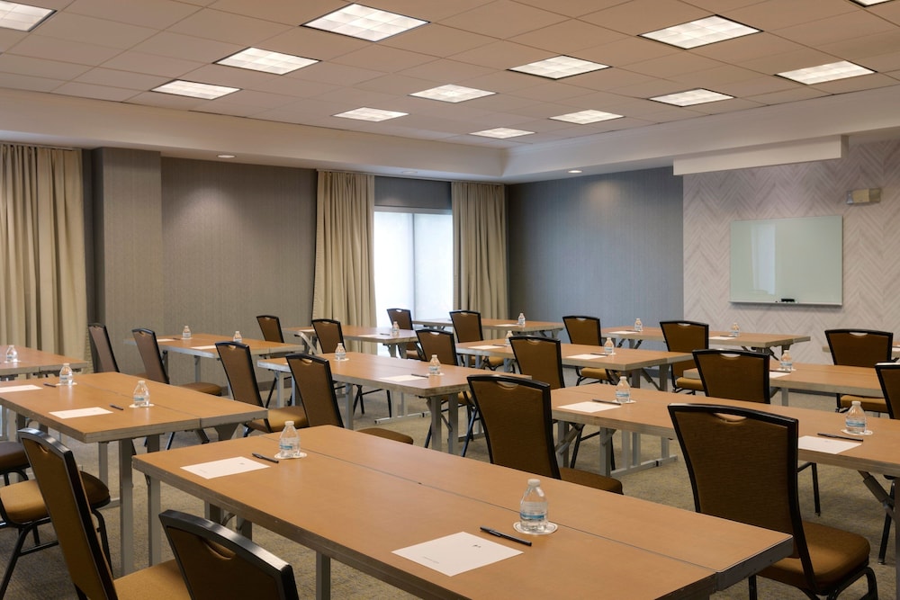 SpringHill Suites by Marriott Newark Liberty International - photo 32