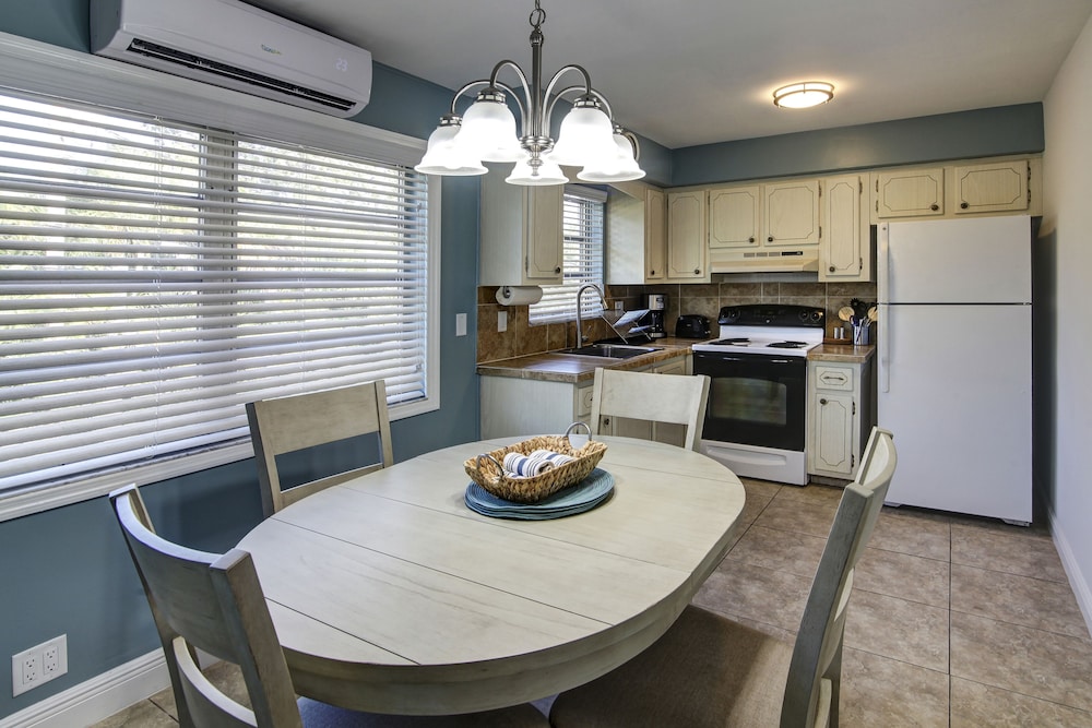 May Dee Suites - photo 20