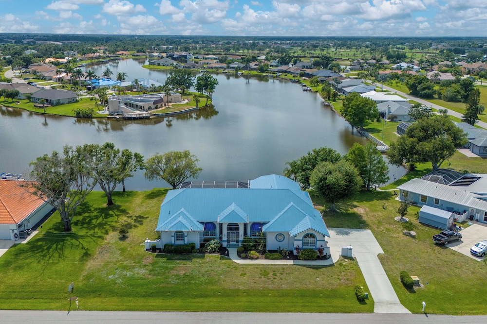 Poolside Bliss & Lake Fun: Florida Getaway - last minute hotel in Unknown City