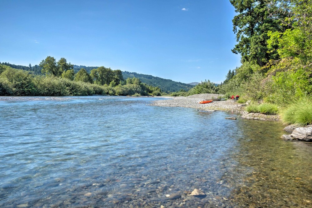 Quaint Riverside Reprieve with Kayaks and Floats — Brookings — photo 2
