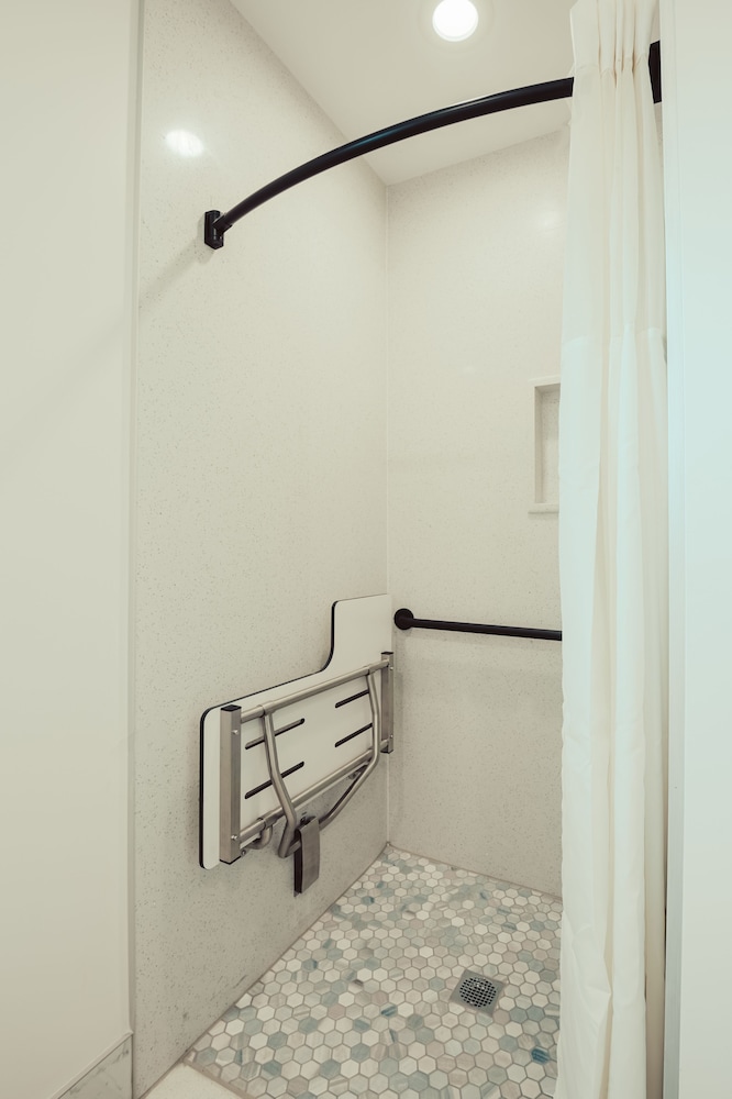 Blufftop Inn & Suites - photo 76